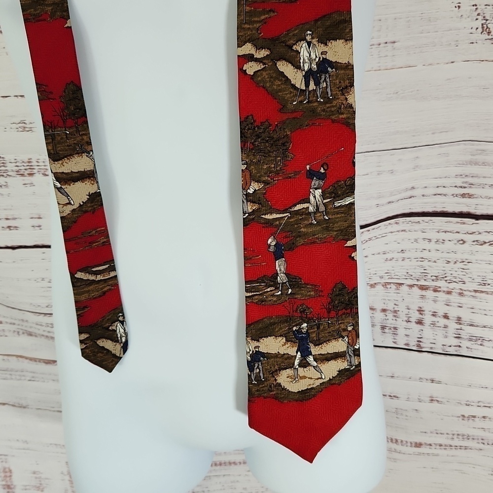 Club Classics men's silk tie with golfers on the tie